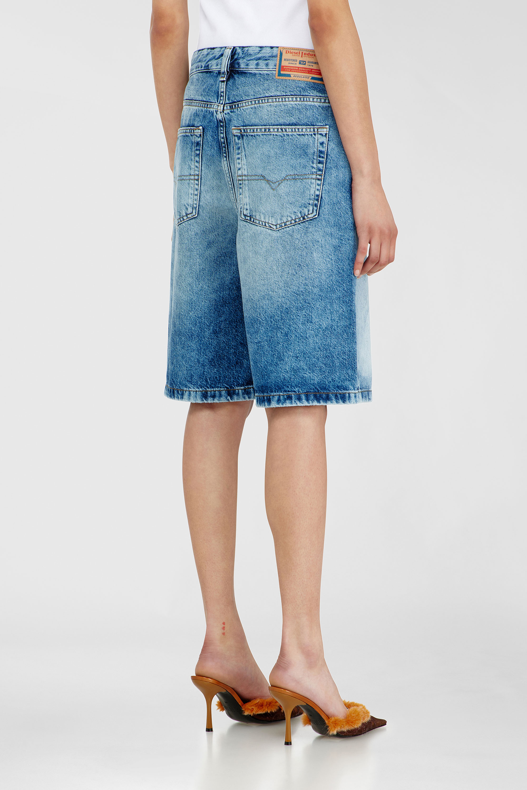 Diesel - DE-SIRE-SHORT, Shorts Relaxed en denim fluido con abrasiones Mujer in Azul marino - 4