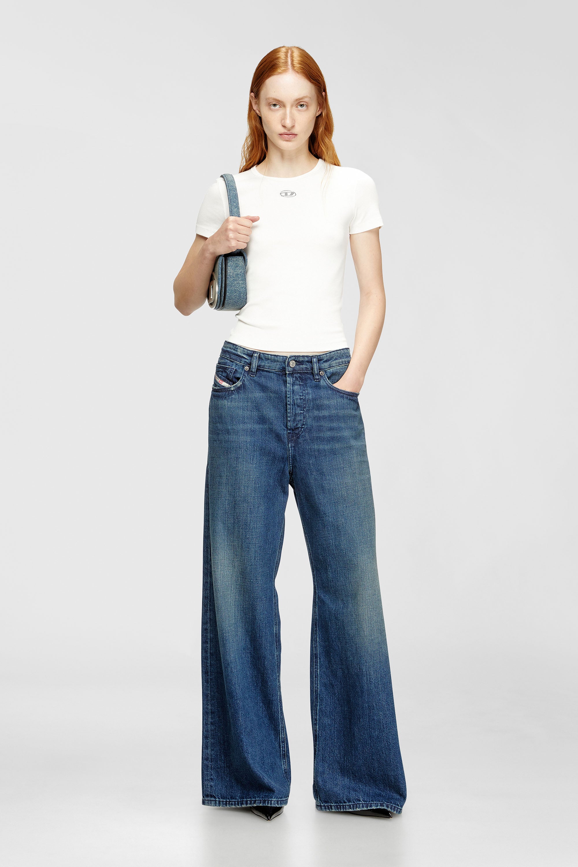 Diesel - T-ELE-LONG-OD, Camiseta de canal&eacute; slim con &Oacute;valo D met&aacute;lico Mujer in Blanco - 2